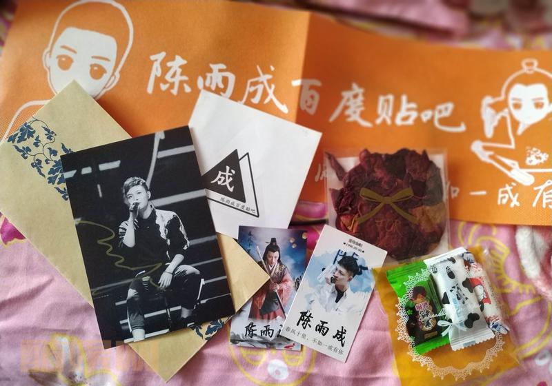 #陈雨成[超话]#收到签名照了，这速度，简直飞速啊！小编准备的小礼物真的是很用心了，尤其是小卡片后面的介绍爱你