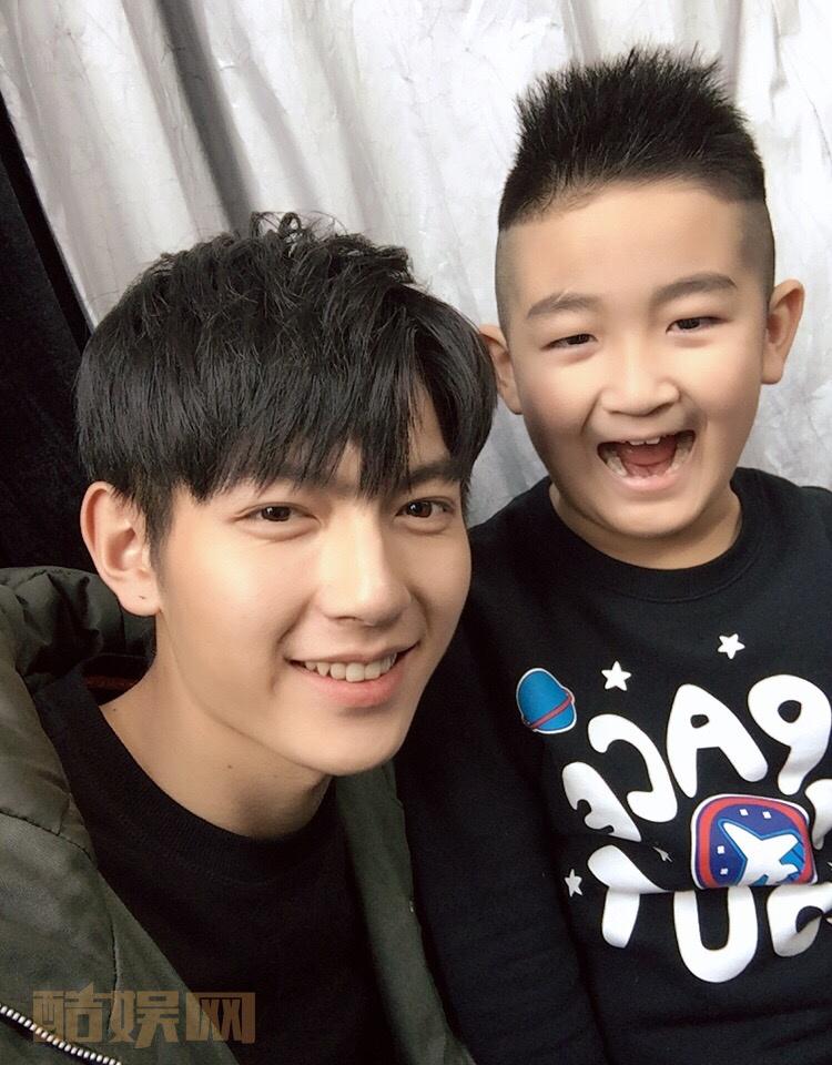 又是一条相差8岁的微博可爱  大方 