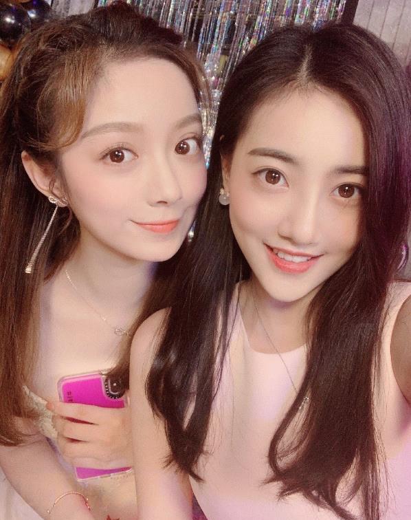 白昕怡与人合照