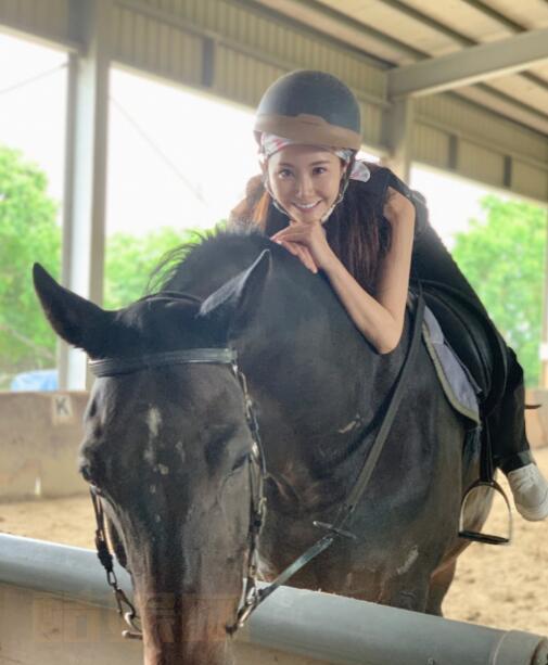 程茉骑马写真