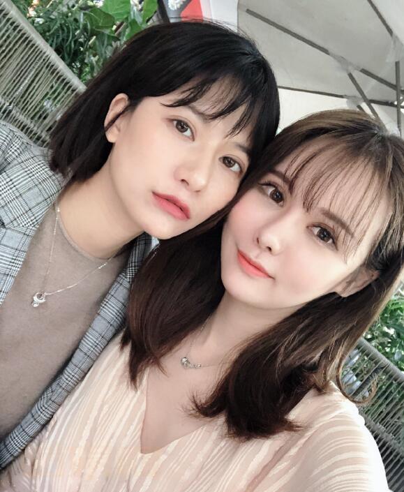 程也晴与人合照