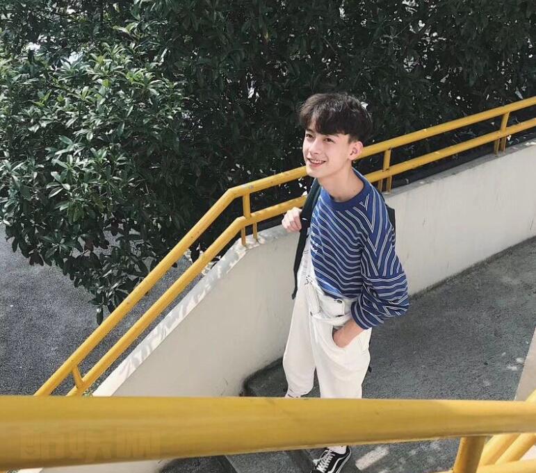 陈鹤一户外休闲照