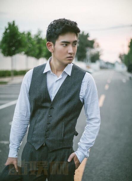 陈烨林绅士写真