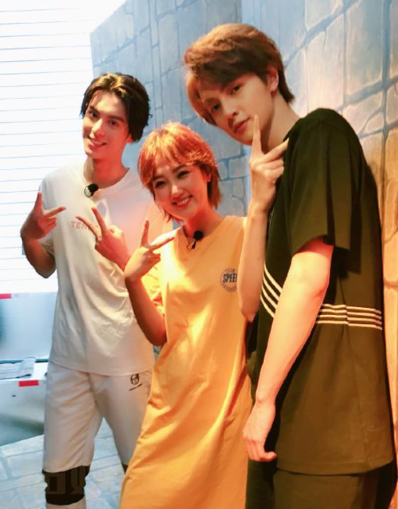 杜沁怡与人合照