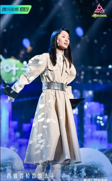 张钰琪舞台演出照