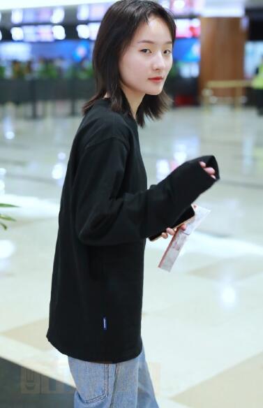 张钰琪路透街拍照