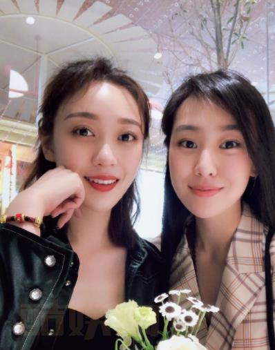 韩春南与人合照