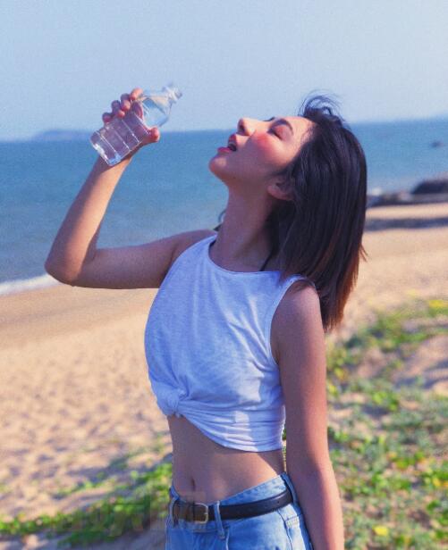 洪冰瑶海边写真