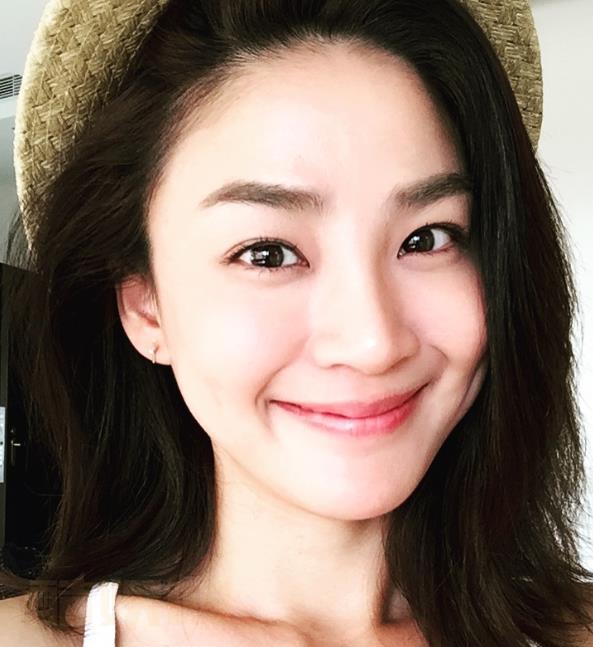 洪小铃甜美自拍照