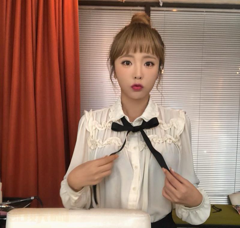 前往下个行程的路上在翻我的相簿看要上传什么照片[可愛]原本想说要像这样绑起来但天气冷还是放下来了头髮放着的话会有一点保暖的作用 