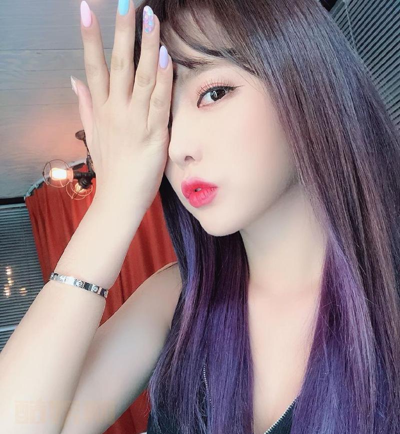 心血来潮换个发色..有两种颜色哦[親親]感谢我辛苦的发型师艺瑟也谢谢买奶茶来的允善不过这发色需要多少钱呢?[並不簡單] 