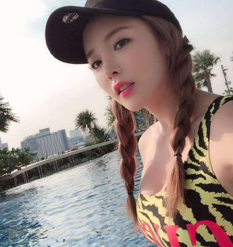 我不想下水但姐姐想下水玩一直在争论要不要去游泳池