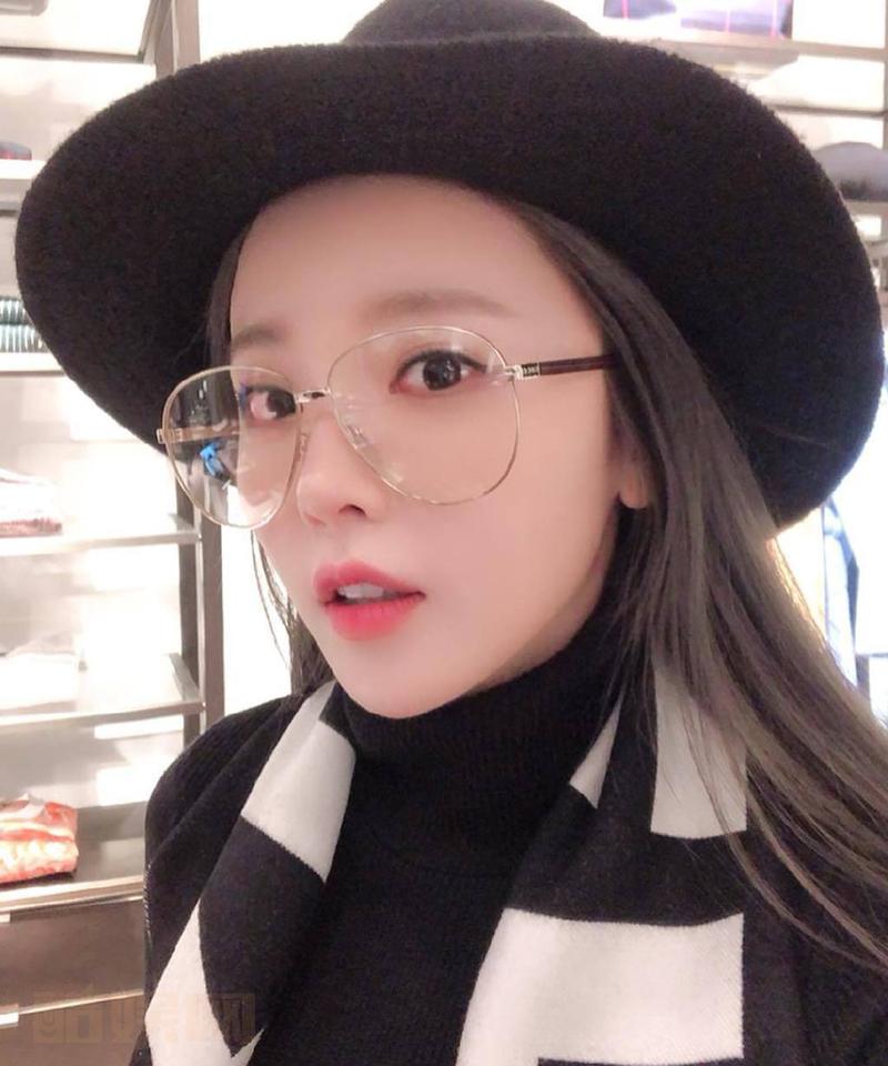 买了这眼镜之後没有合适的场合这是第一次戴