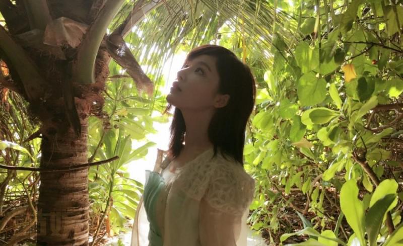 胡蝶个人资料简介 胡蝶户外写真