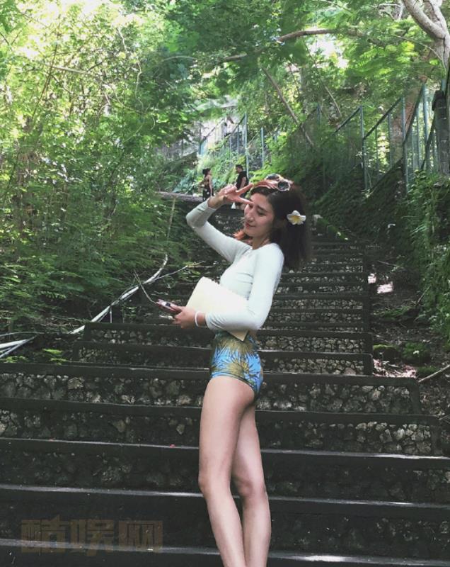 贾博雅泳装照