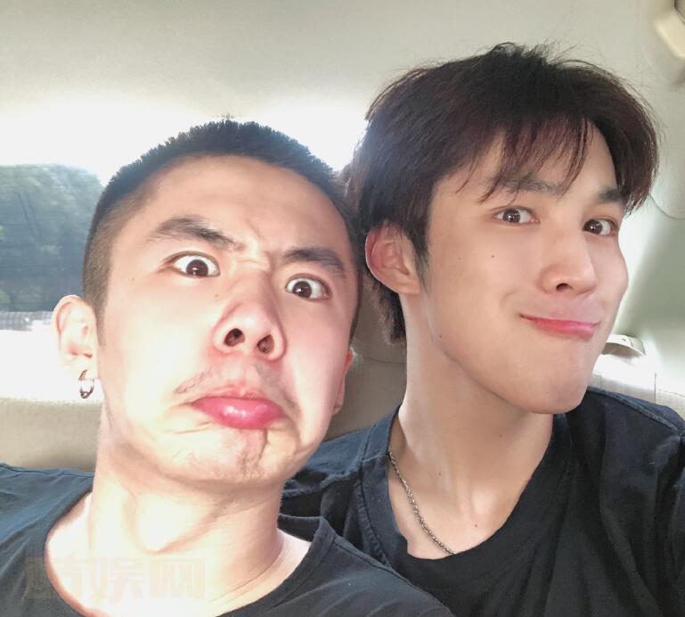 姜竣瀚与人合照