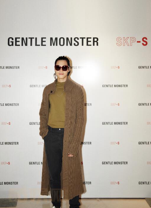 蒋昀霖出席活动照