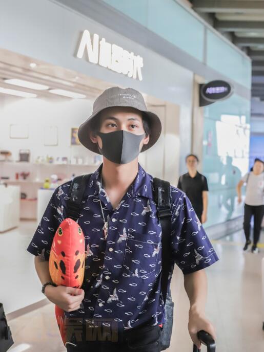 纪李路透照