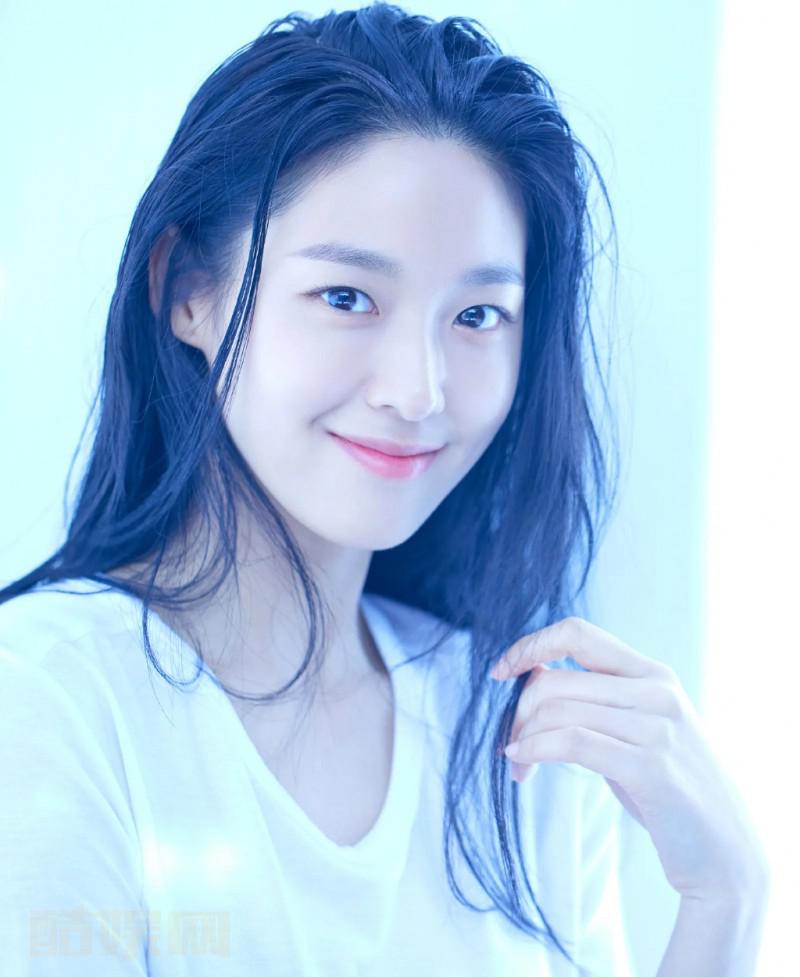 金雪炫甜美气质写真