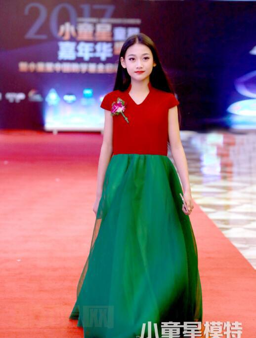 金依滢T台走秀照