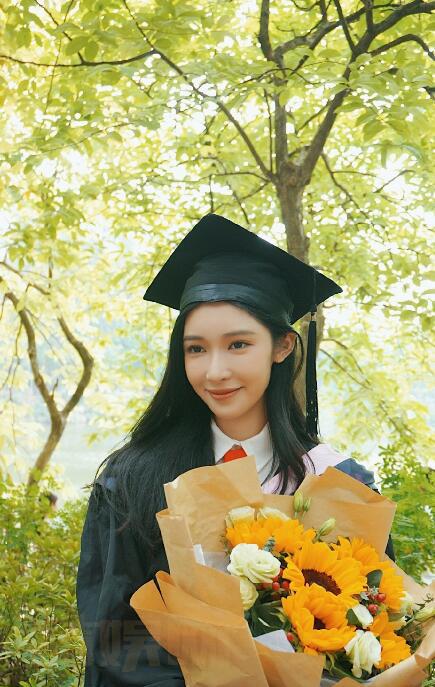 柯乃予毕业照