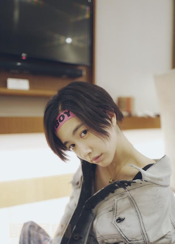 李春嫒夏末穿搭写真