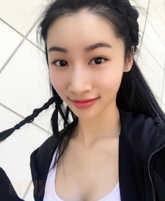 李佳怡甜美自拍照