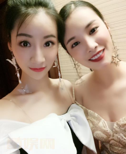 李佳怡与人合照