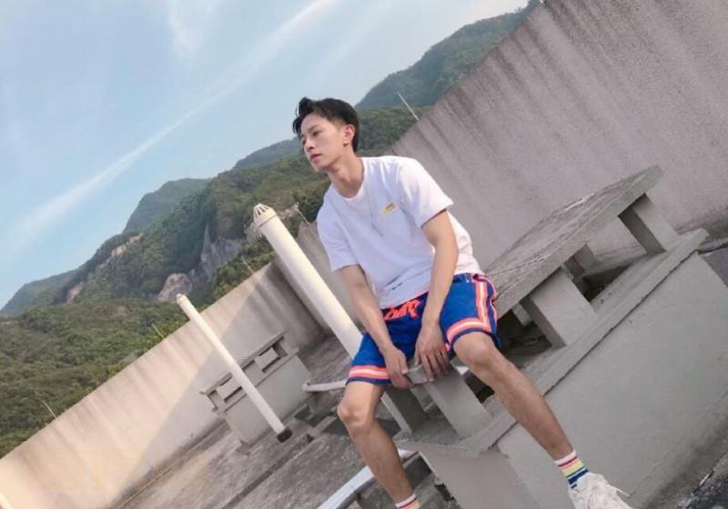 李沛恩户外休闲照