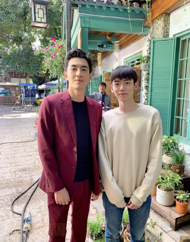 李卿与人合照