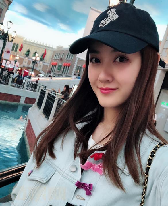 李思睿甜美自拍照