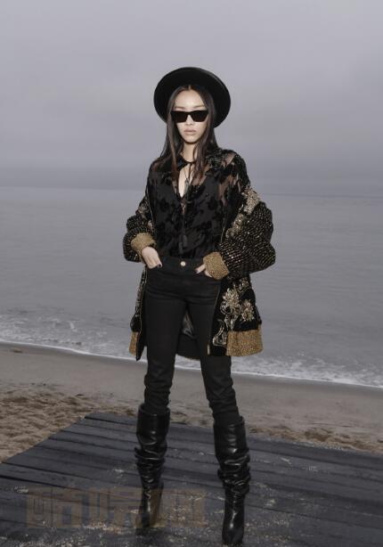 刘柏辛街拍写真