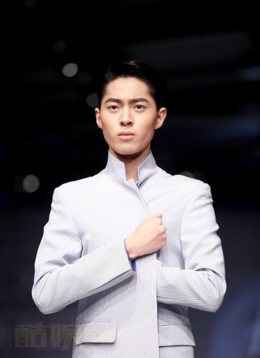 刘胤君T台走秀照