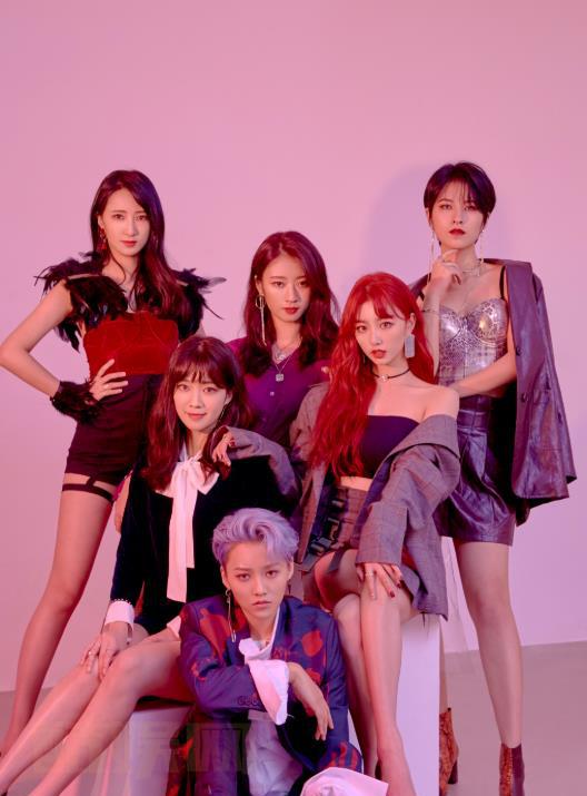 刘雨昕蜜蜂少女队成员合照画报写真