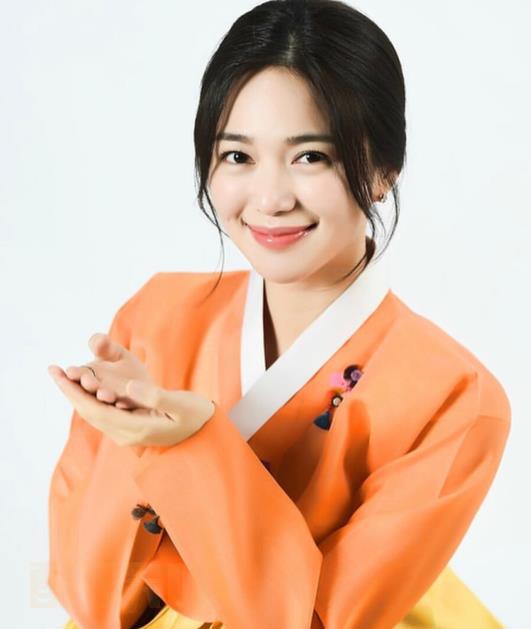 李伊利雅韩服写真