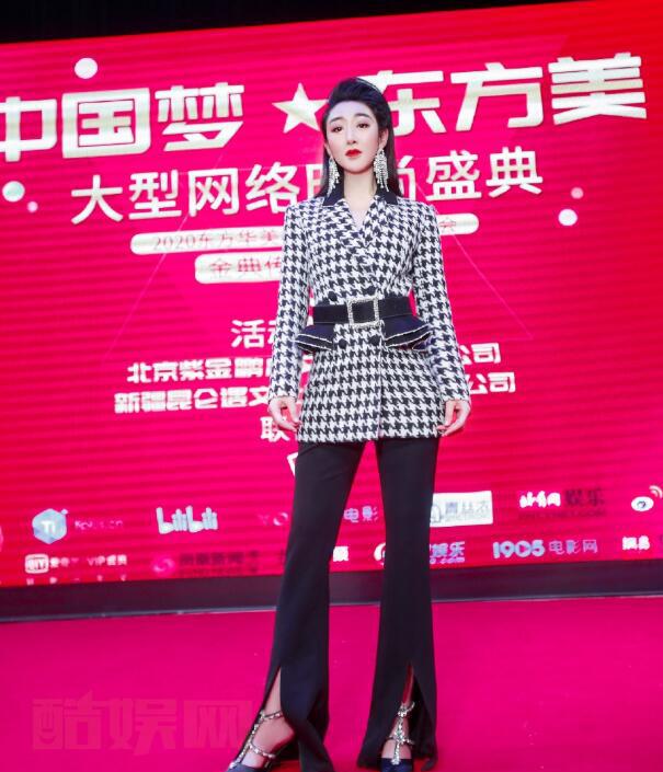 李依馨活动照