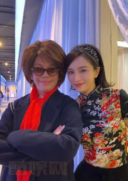 李予溪与人合照