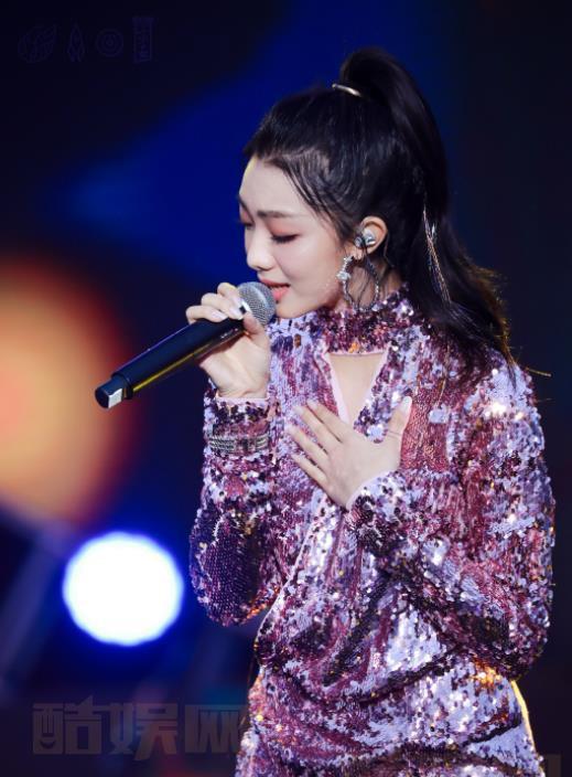 李紫婷与人合照