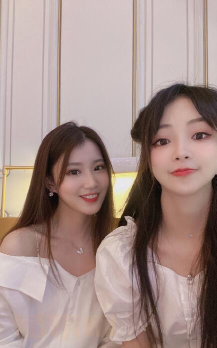 陆恩馨与人合照