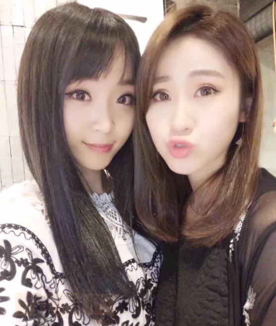 罗瑜敏与人合照