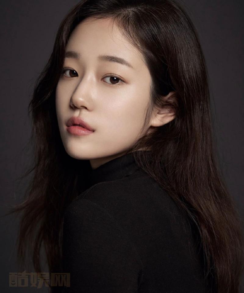 卢允书甜美气质写真