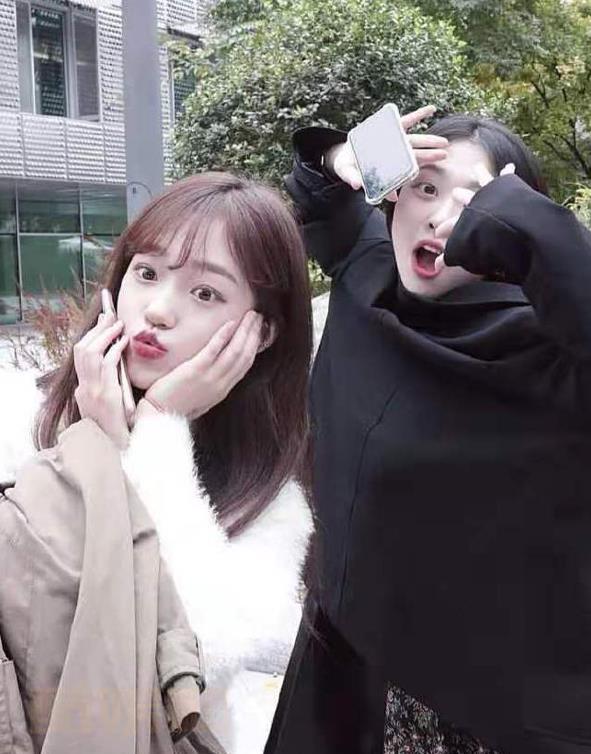 卢允书与人合照