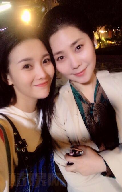 文渝淇与人合照