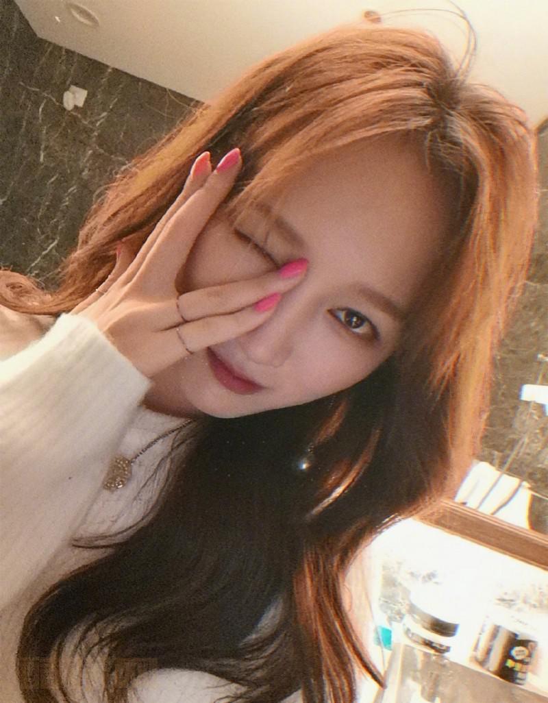 孟佳甜美自拍照