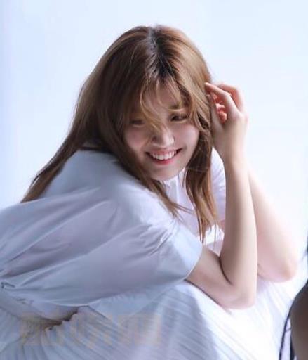 南志铉甜美写真