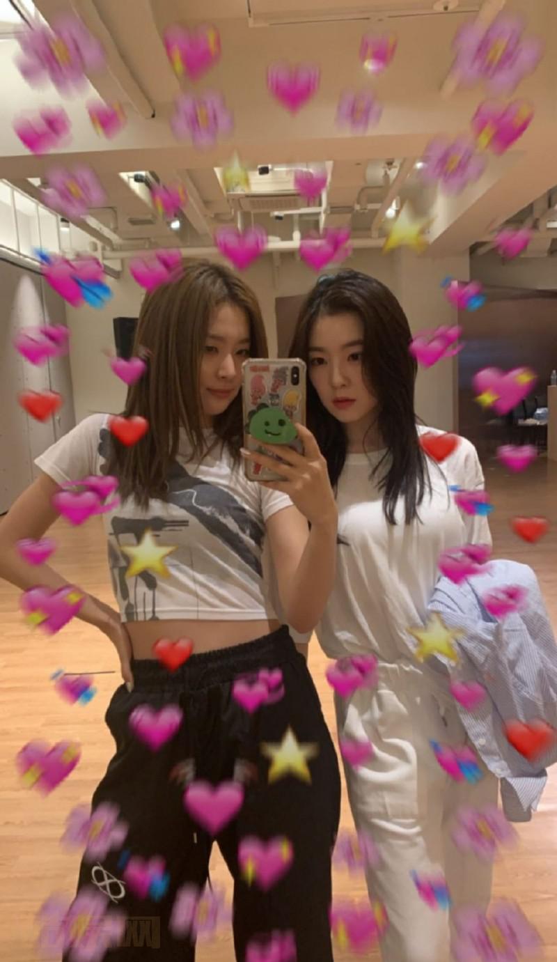 裴珠泫与人合照