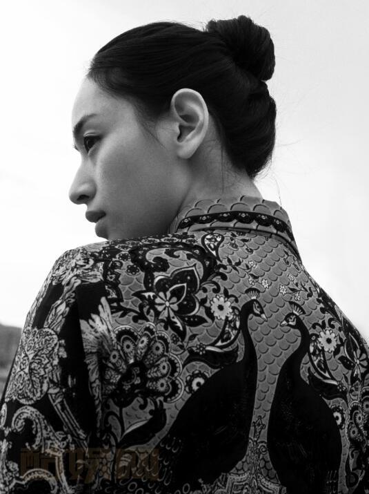 彭必瑶黑白写真