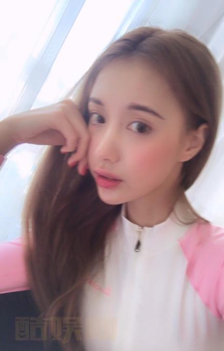 祁幂甜美自拍照