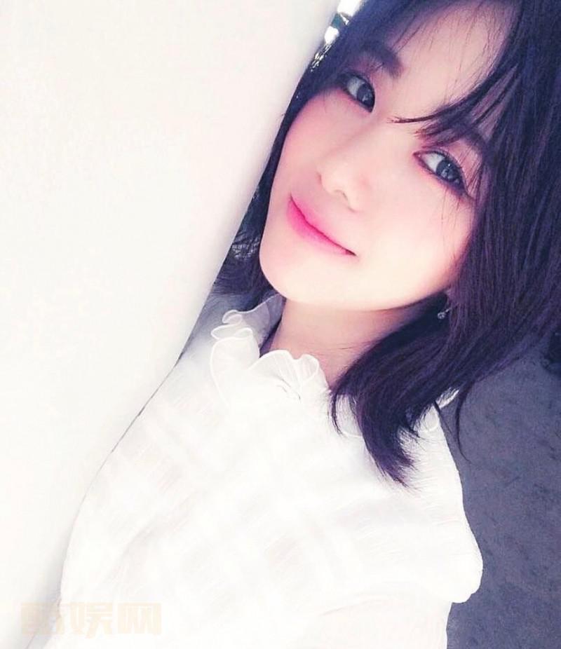 权珉阿甜美自拍照