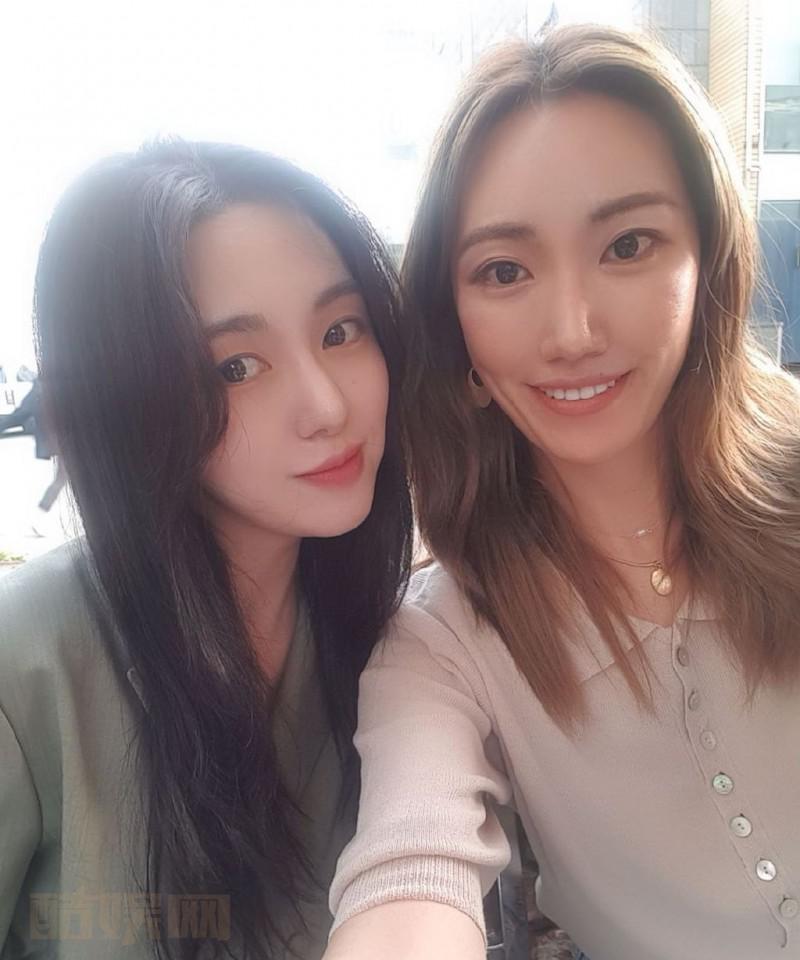 权珉阿与人合照